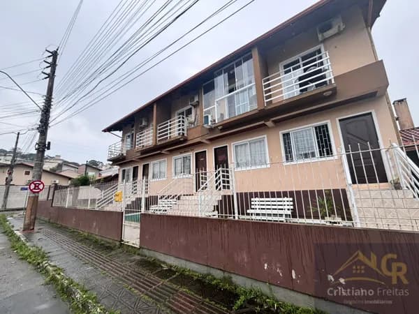 Sobrado com 2 dormitórios no Bairro Real Parque em São José.
