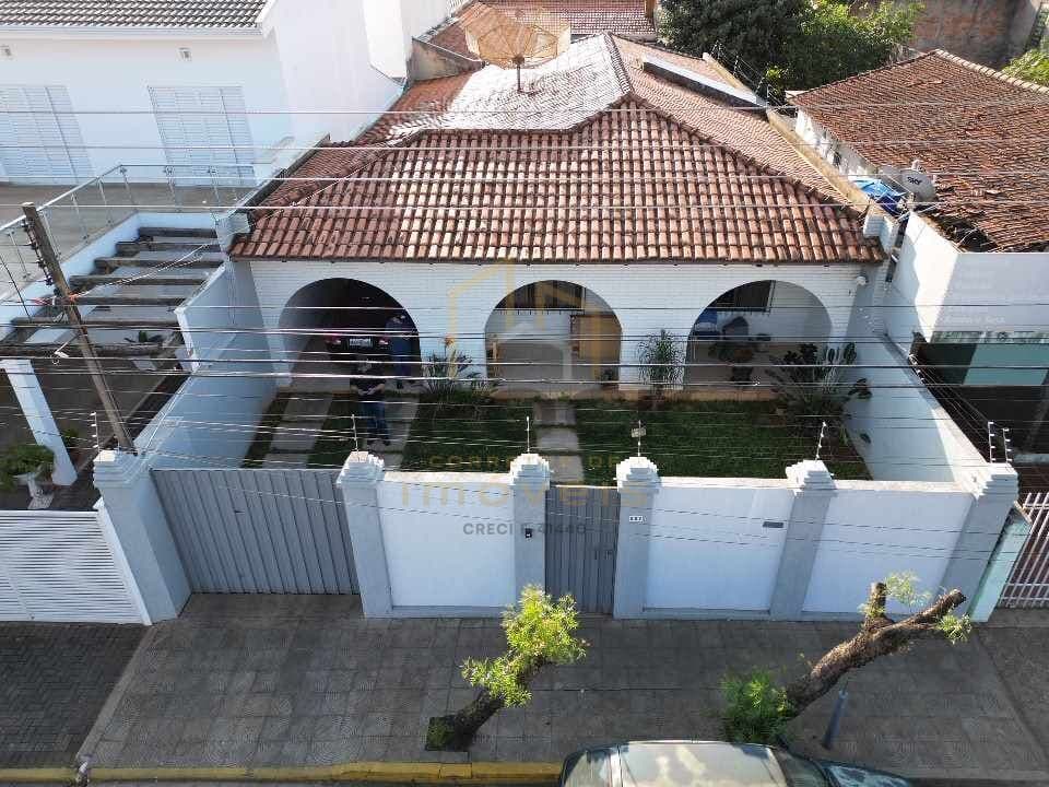 CASA NO CENTRO COM 3 DORMITÓRIOS (1SUÍTE) E ÁREA GOURMET COM PISCINA