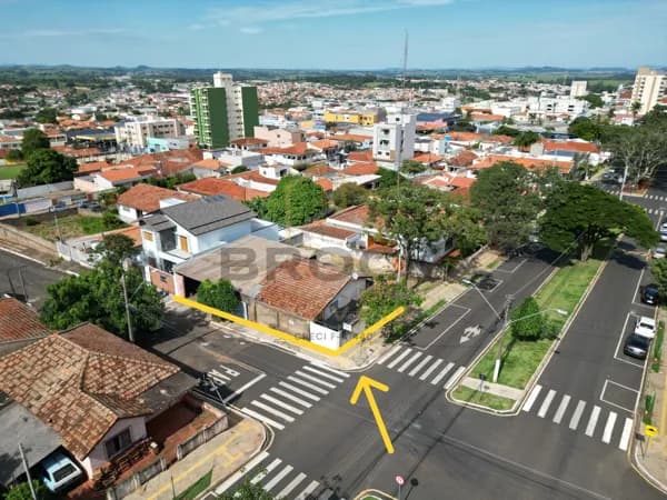 CASA C/ TERRENO DE 267 M² EM LOCALIZAÇÃO PRIVILEGIADA – CENTRO
