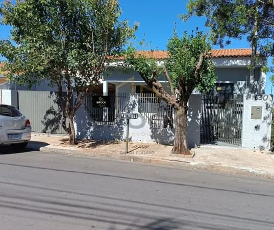 CASA IMPECÁVEL NO CENTRO DE SANTO ANTÔNIO DA PLATINA