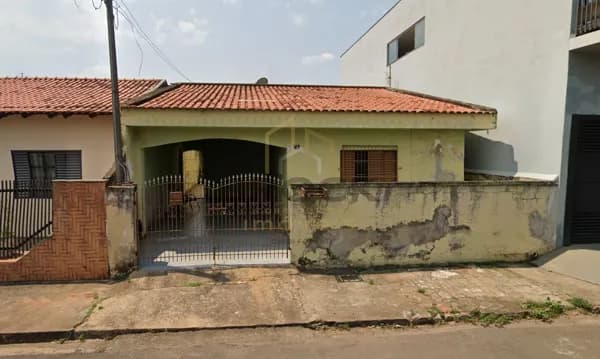 CASA C/ 3 QUARTOS (1 SUÍTE) – CENTRO