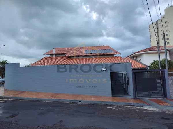 CASA DE ALTO PADRÃO C/ 4 QUARTOS (SENDO 01 SUÍTE C/ HIDRO) 4 SALAS – 2 ÁREAS GOURMET E PISCINA NO CENTRO DA CIDADE DE SANTO ANTÔNIO DA PLATINA