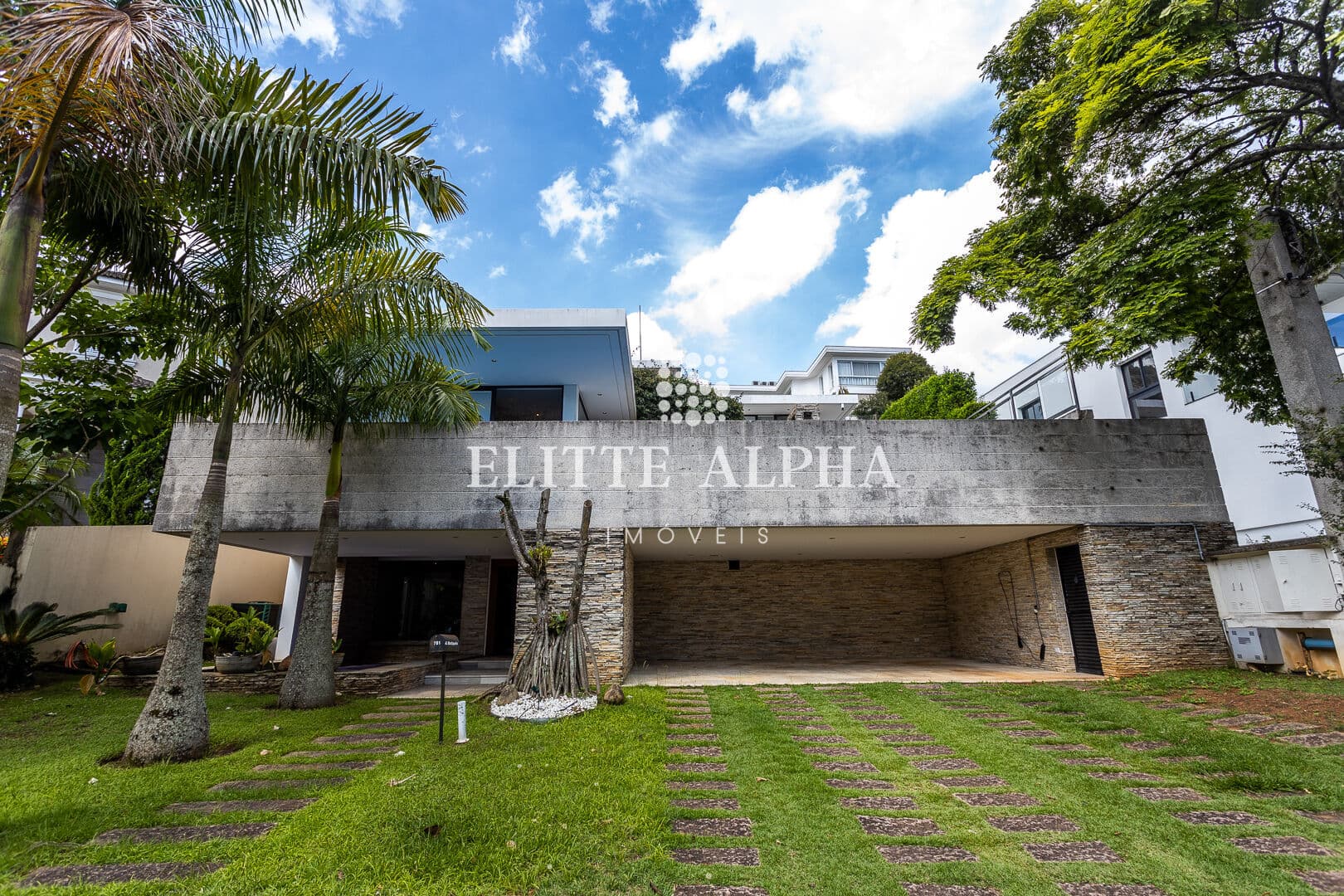 🏡 Casa à Venda no Alphaville Residencial 8 – Sofisticação e Conforto em Meio à Natureza!