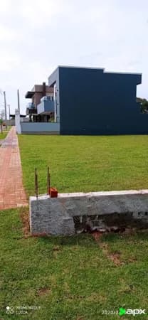 Terreno c/alicerce de contenção, nivelado e gramado.