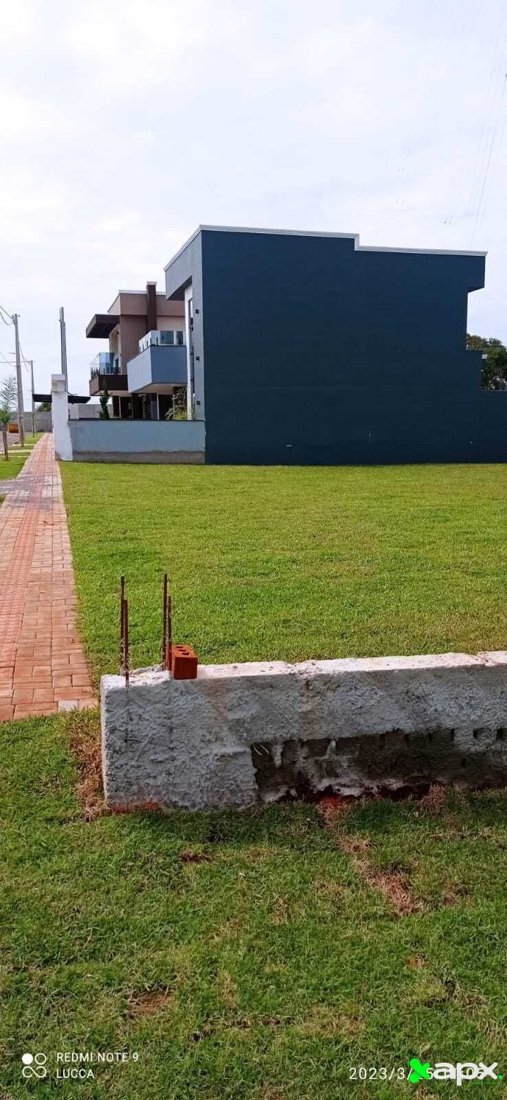 Terreno c/alicerce de contenção, nivelado e gramado.