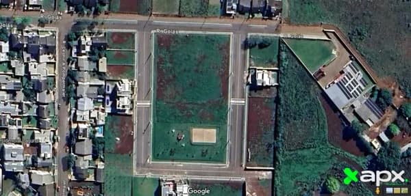 Terreno c/alicerce de contenção, nivelado e gramado.