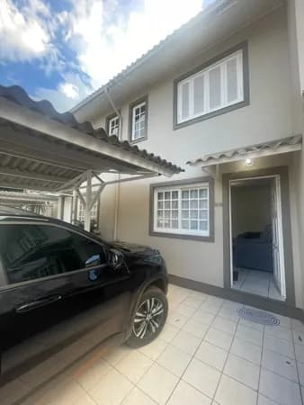 Casa em Condomínio Fechado na Avenida Flores da Cunha
