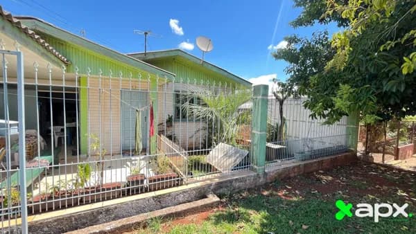 Casa de Madeira com amplo terreno