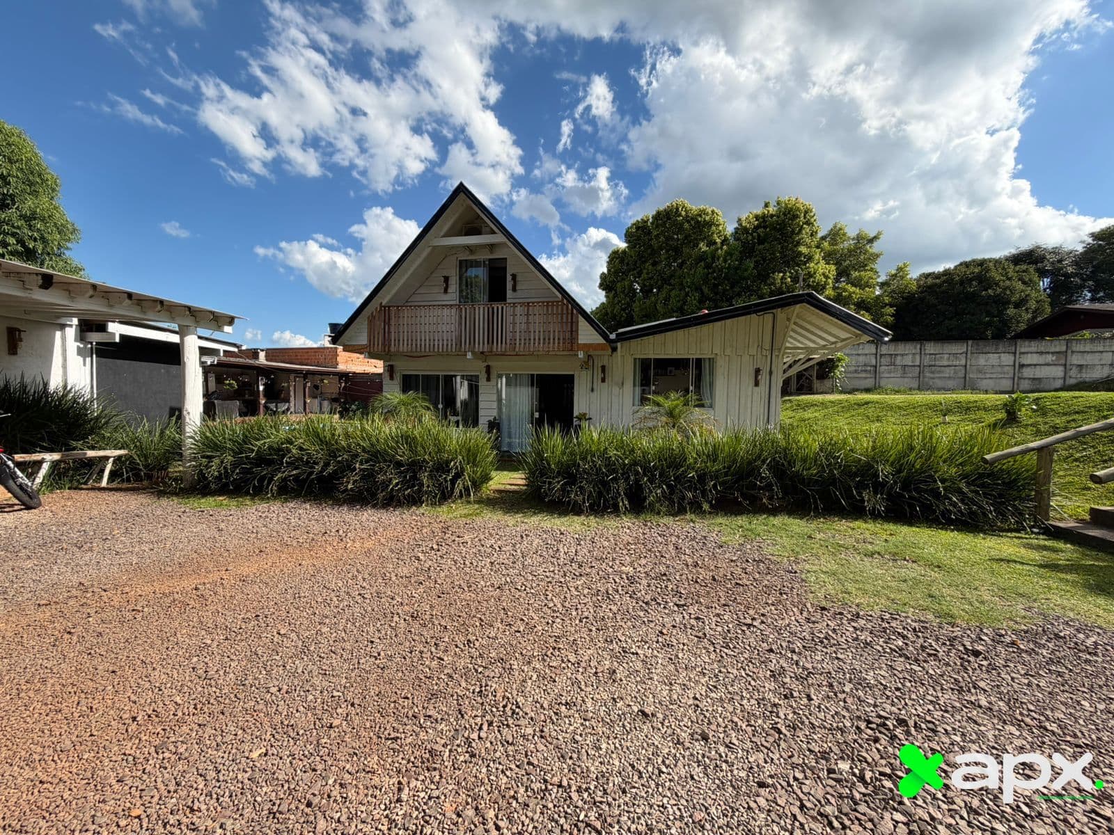 Uma chácara dentro da cidade, com um terreno de 1.368m² ! e 291,75m2 de construção!