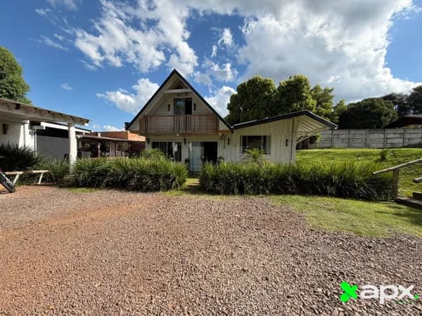 Uma chácara dentro da cidade, com um terreno de 1.368m² ! e 291,75m2 de construção!