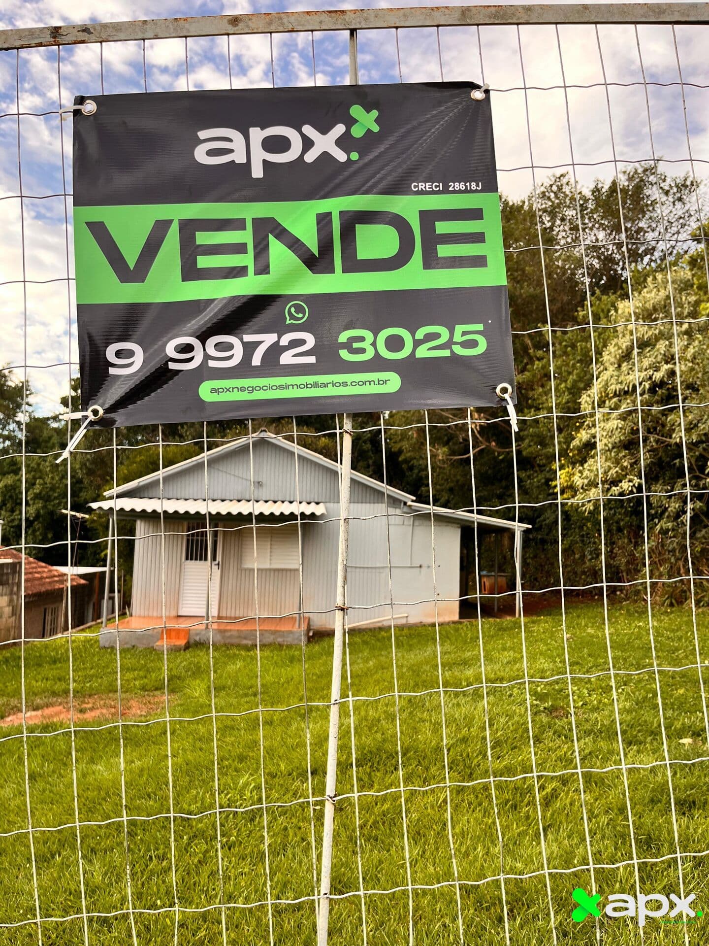 EXCELENTE TERRENO COM CASA DE MADEIRA EM CARAZINHO