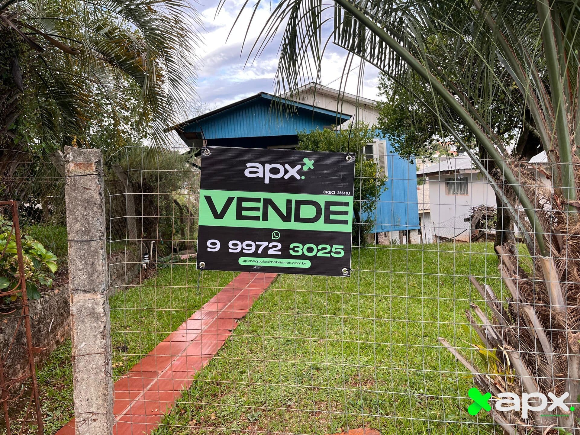 TERRENO COM CASA DE MADEIRA NO CENTRO DE CARAZINHO
