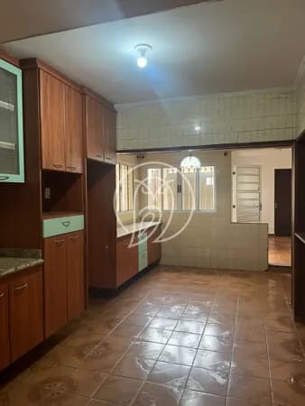 VENDE residência no centro da cidade.