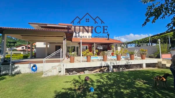Casa em condomínio fechado perto do mar na Praia de Sambaqui