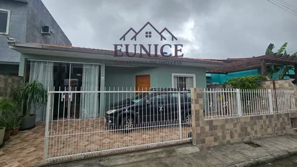 CASA COM TRES DORMITÓRIOS