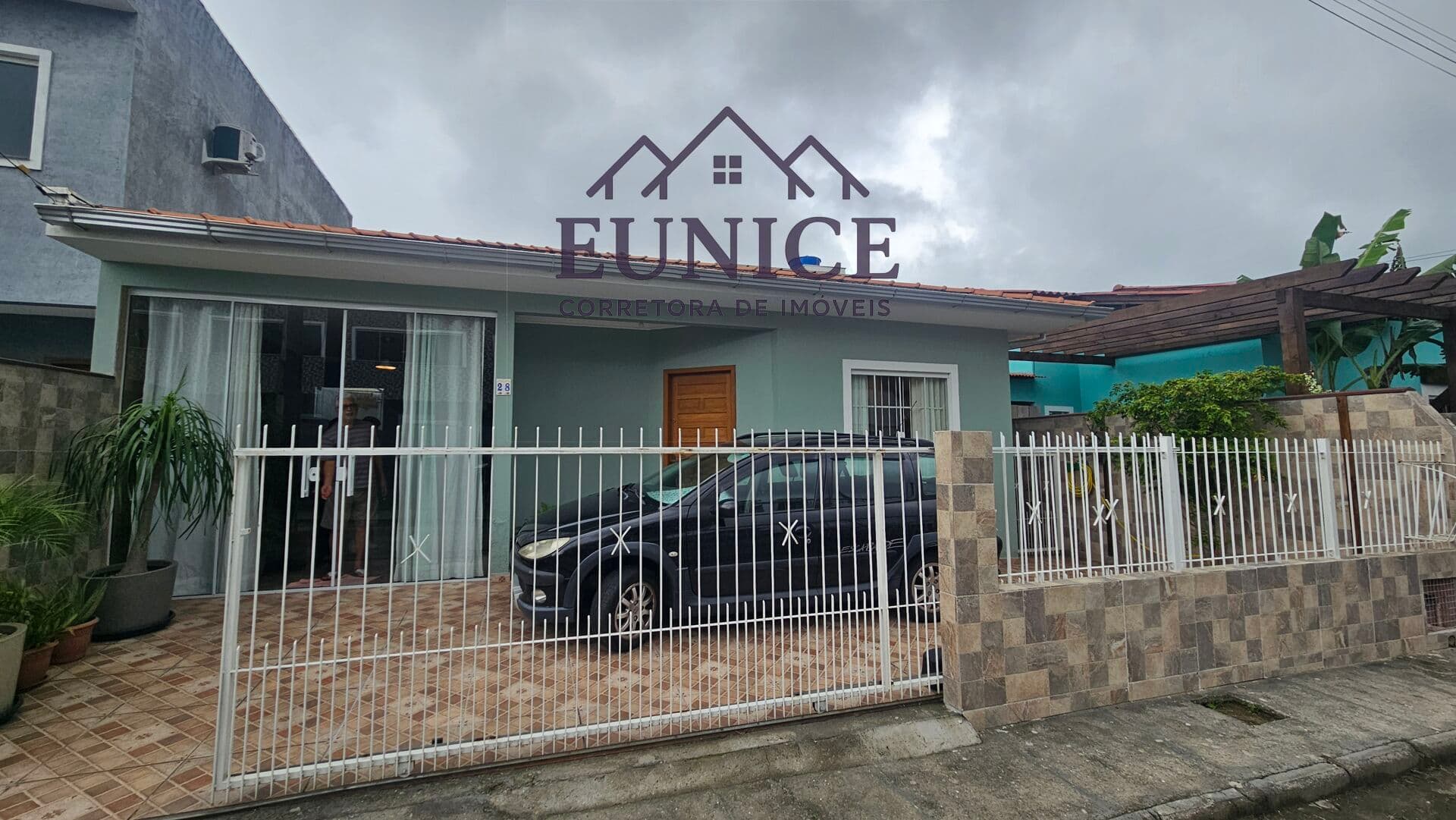 CASA COM TRES DORMITÓRIOS