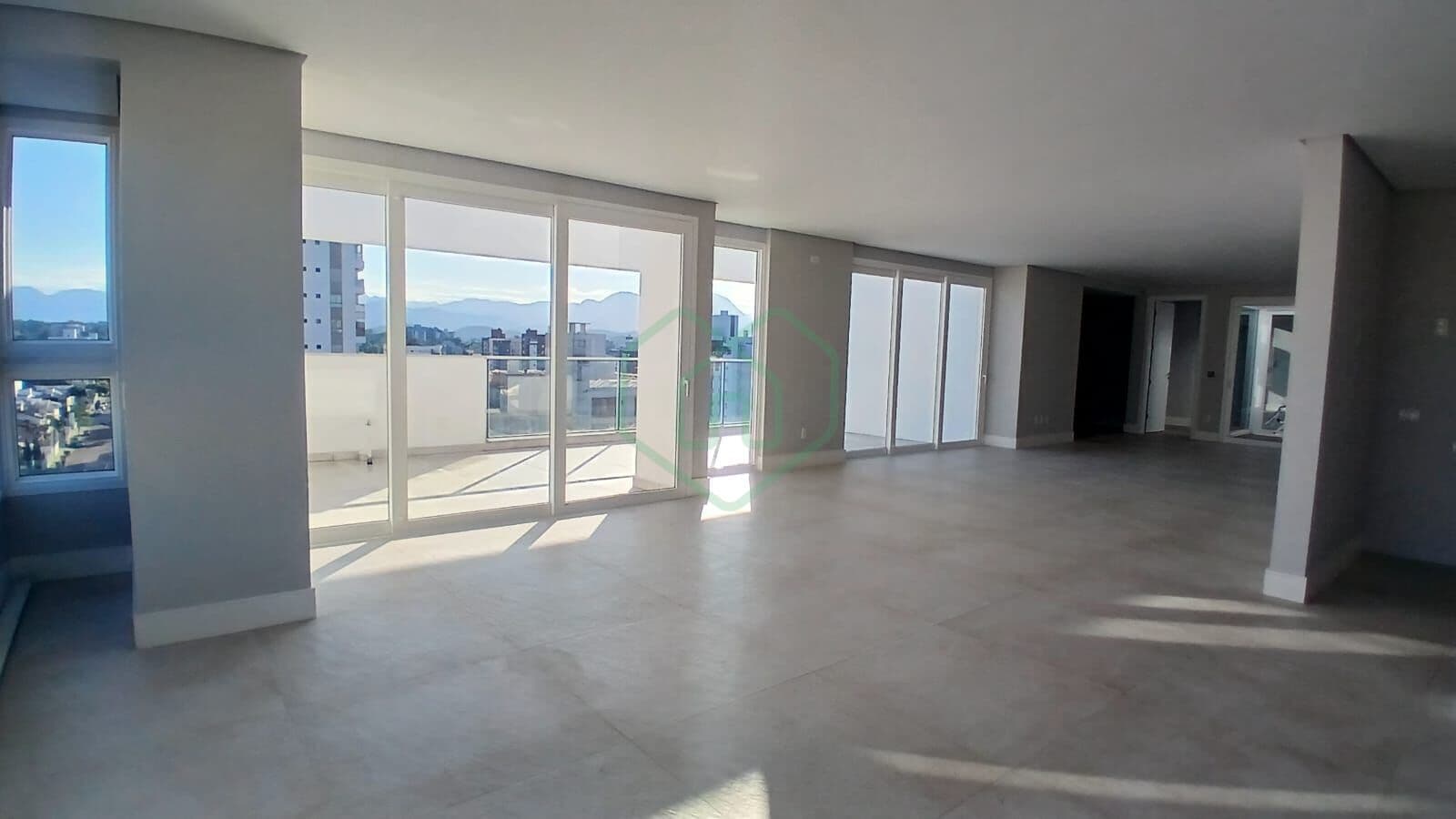 Cobertura plana 349 m2 3 SUÍTES América por R$ 3.190.000,00 e 6 vagas de garagem.
