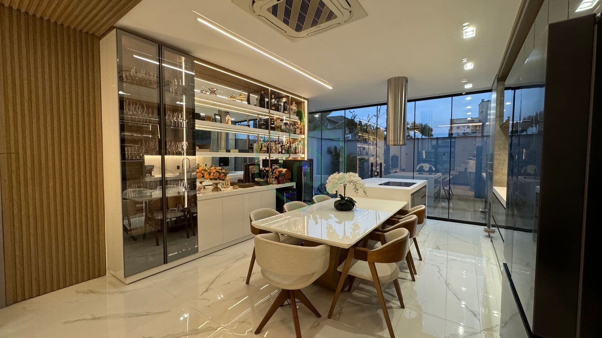 Geminado com 3 suítes MOBILIADO à venda no bairro Santo Antônio em Joinville-SC por R$ 1.780.000,00.