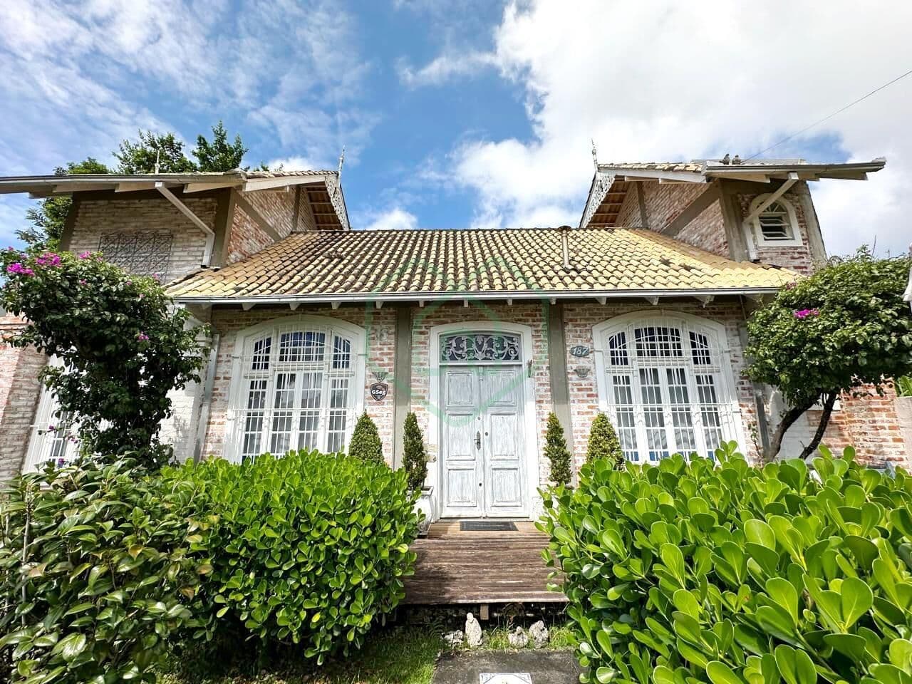 Casa estilo Provençal Mobiliada em Ubatuba São Francisco do Sul 2º QUADRA MAR por R$ 980 mil.