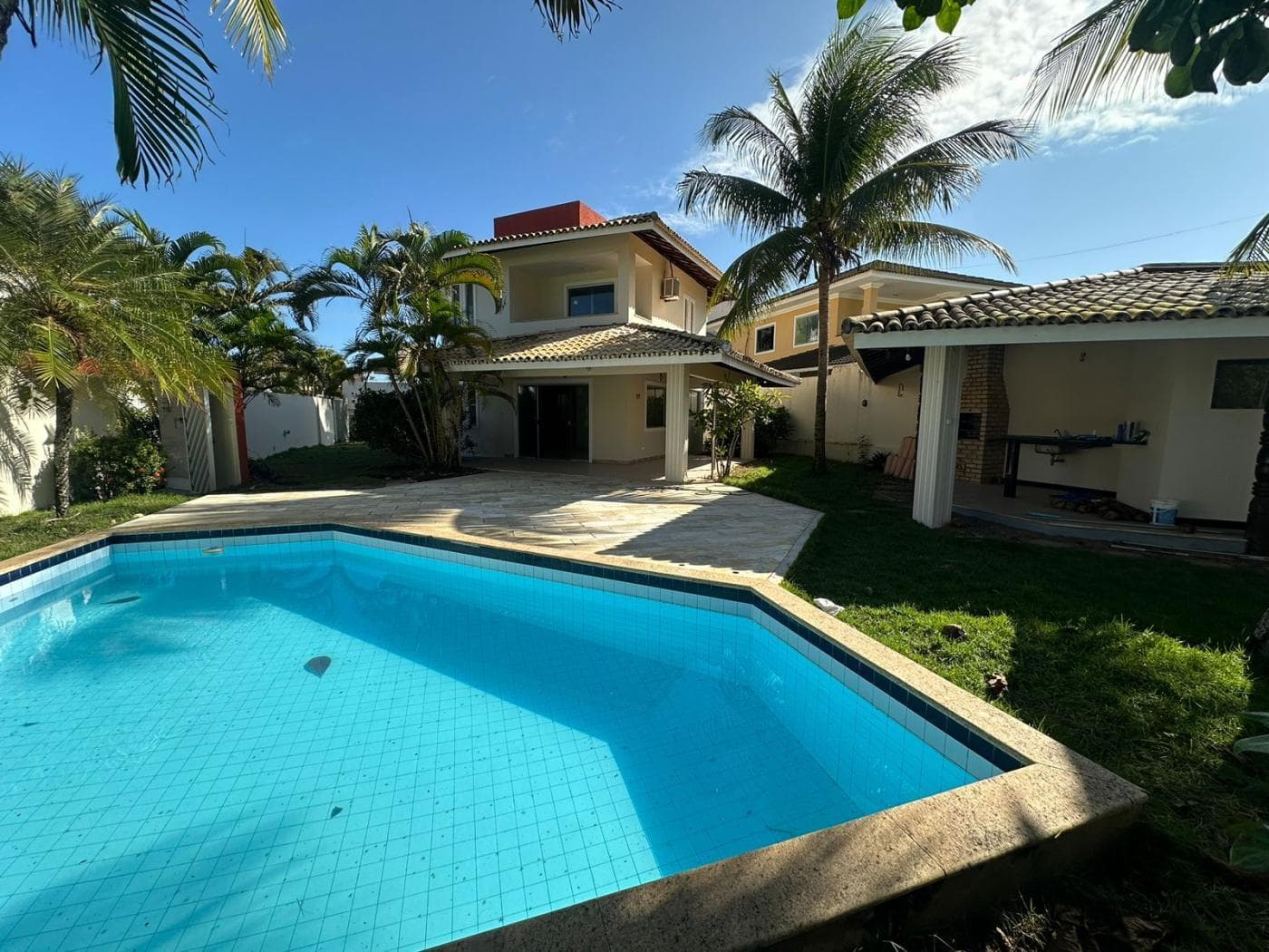 Casa 4 suítes à venda em Buraquinho, 221m², piscina privativa e 3 vagas – Condomínio Jardim do Atlântico Residencial