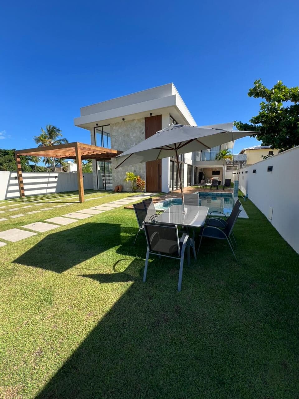 Casa 7 suítes à venda em Guarajuba, 422m², porteira fechada, piscina e área gourmet – Condomínio Canto do Mar Previllege