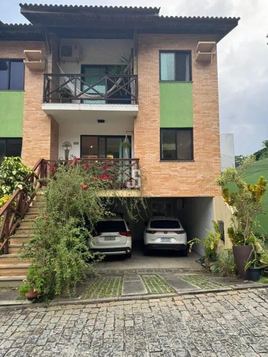 Casa tríplex com 4/4 em Condomínio Fechado em Patamares