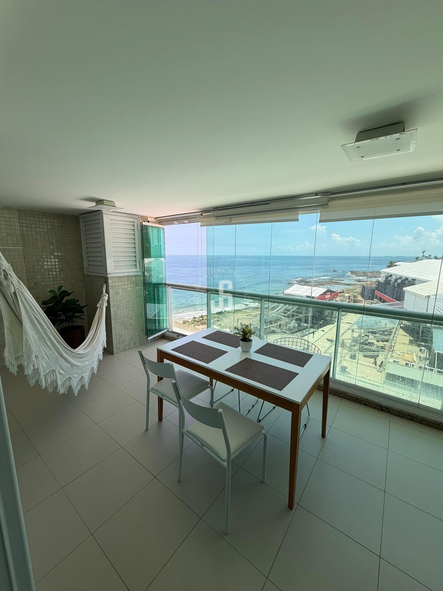 Apartamento Mobiliado de 1/4 à venda em Ondina - Condomínio Costa España