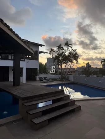Casa 5 suítes à venda no Itaigara, 560m², piscina, área gourmet e 6 vagas – Residencial Jardim Itaigara
