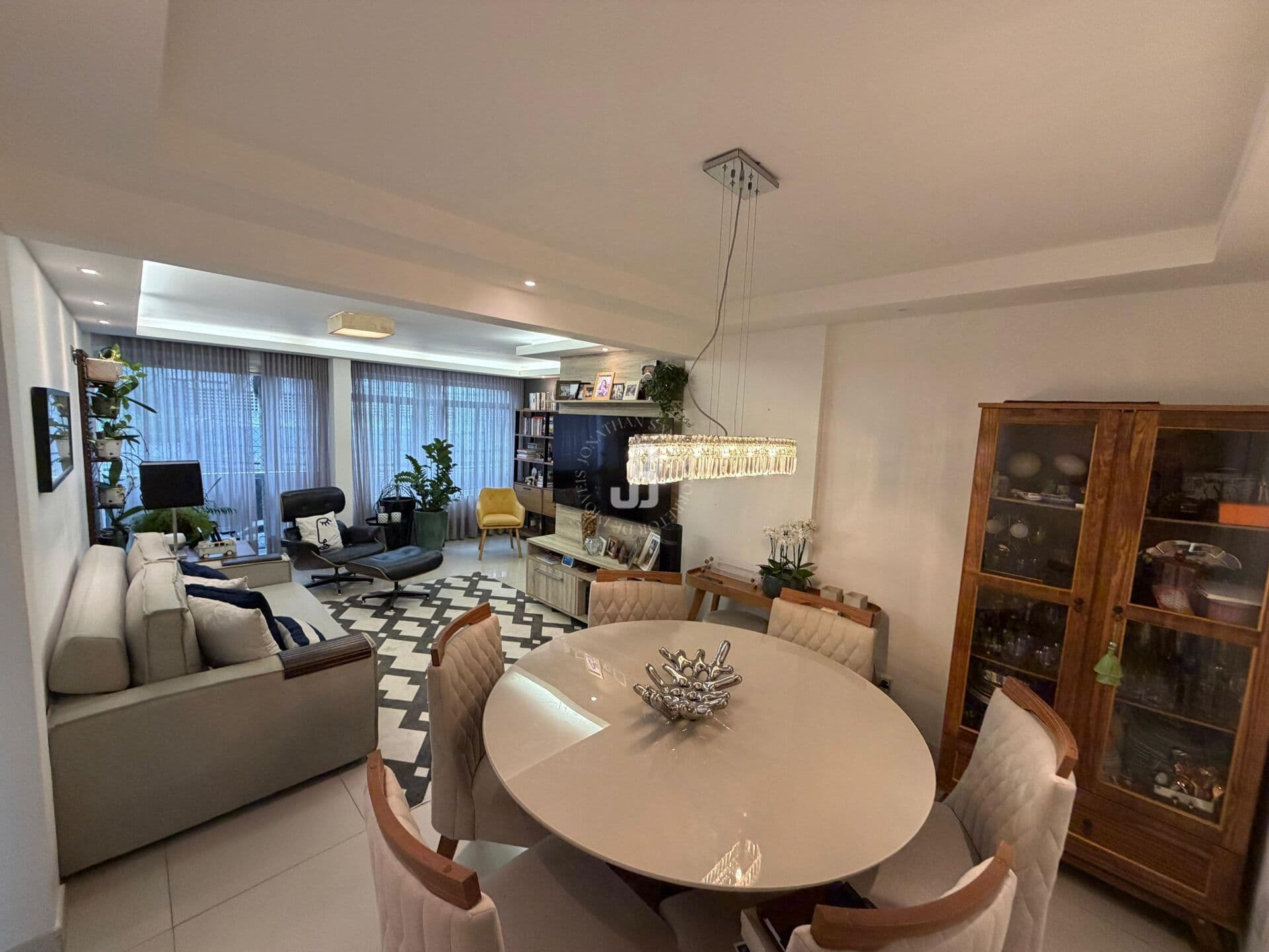 Apartamento de 2/4 + Dependência à venda no Itaigara