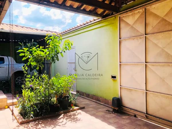 EXCELENTE CASA INDIVIDUAL 3 QUARTOS SENDO 1 SUÍTE - 2 GARAGEM