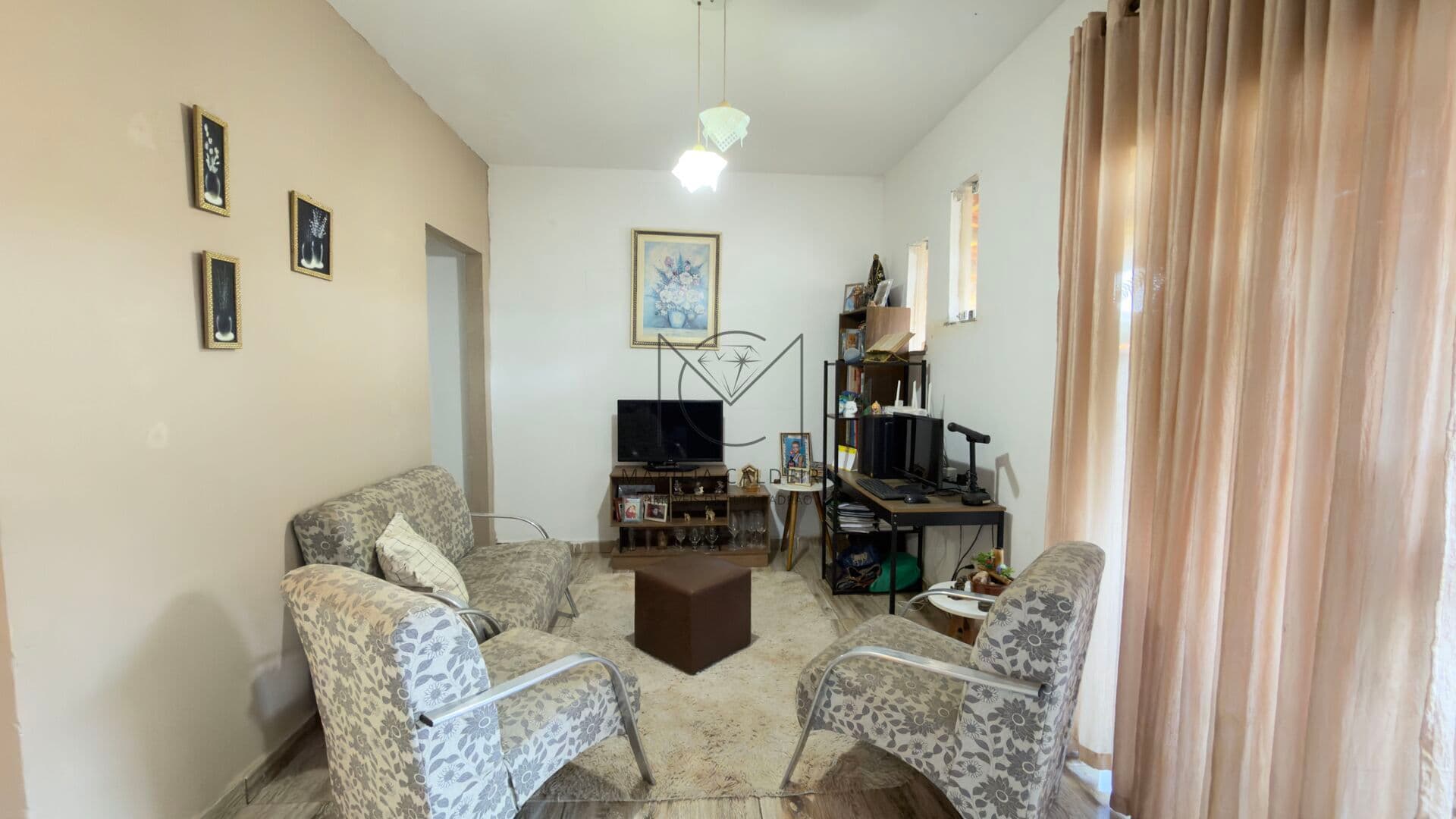 Casa em floresta encantada, Esmeraldas/MG