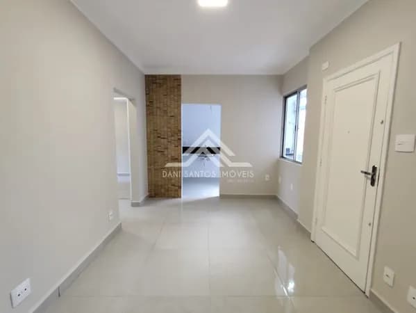 Apartamento dois dormitórios na quadra da praia