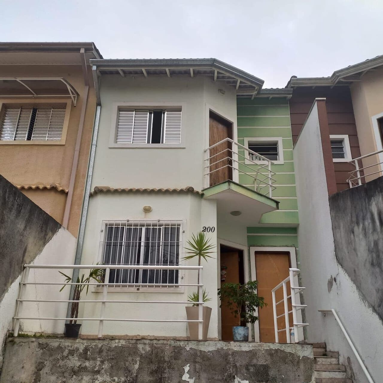 Casa Sobrado à venda no bairro Mogi Moderno em Mogi das Cruzzes, SP, com 3 dormitórios, sendo 1 suíte