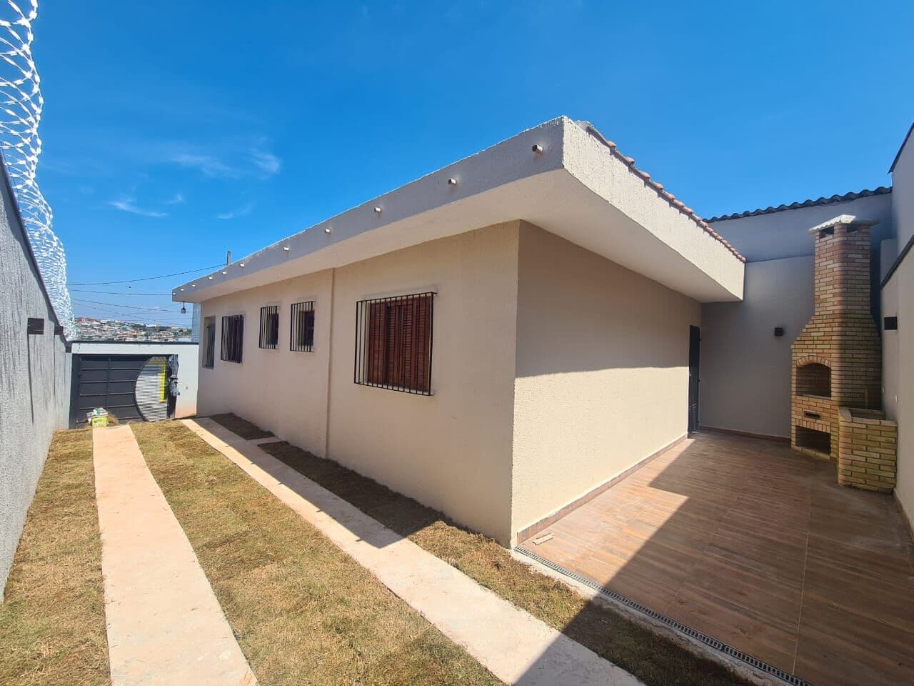 Casa Térrea à venda no bairro Jardim Cecília em Mogi das Cruzes, com 2 dormitórios, sendo 1 suíte.