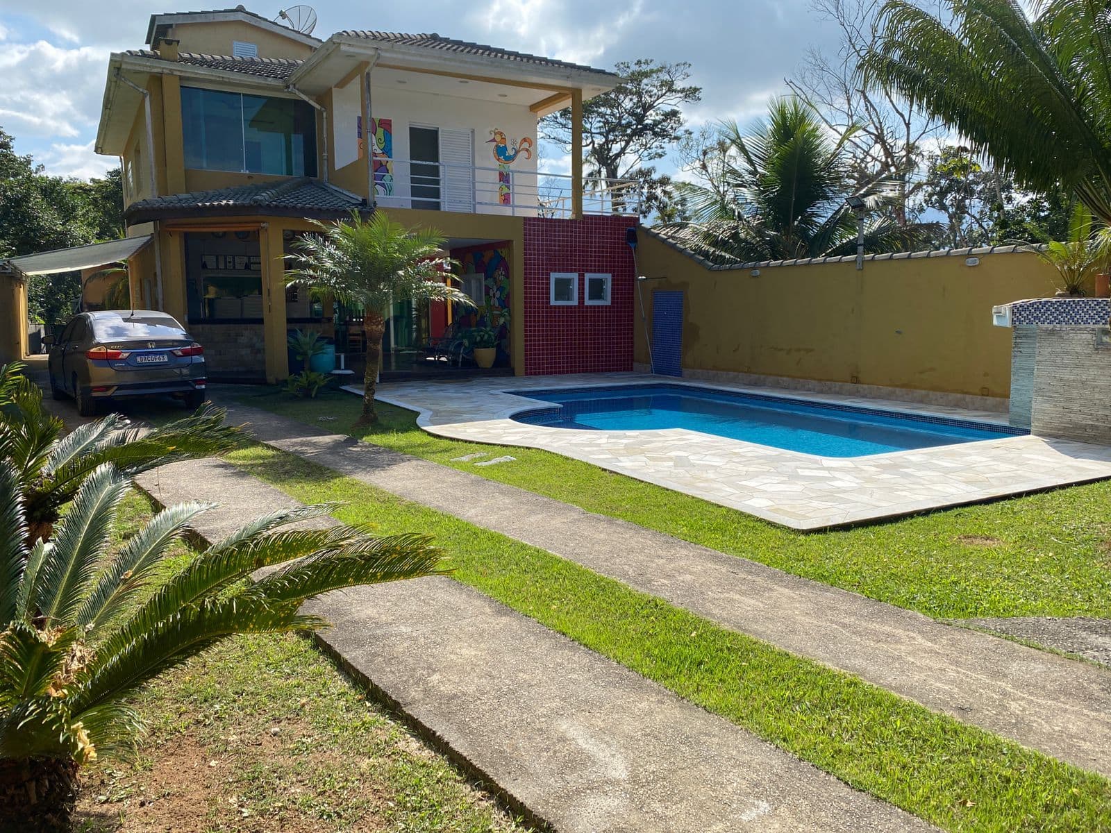 Casa Sobrado à venda na praia de Boracéia, em Bertioga/SP com 5 dormitórios, sendo 1 suíte e uma área total de 949 m²