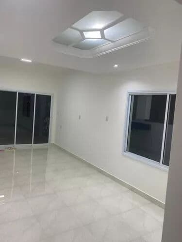 Sobrado à venda no bairro Vila Brasileira em Mogi das Cruzes, SP, com 3 dormitórios, sendo 1 suíte com sacada.