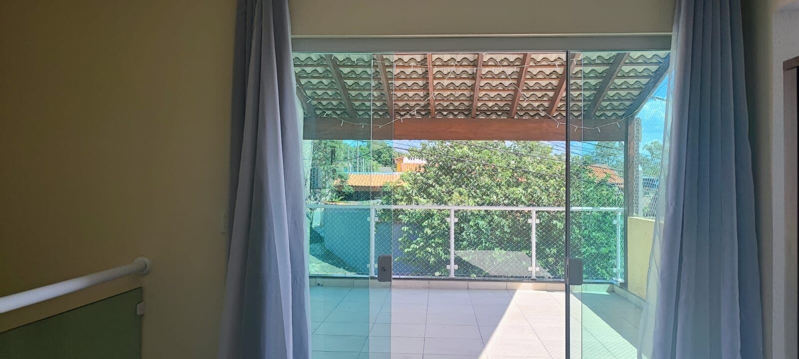 Sobrado à venda no Jardim Cambuci, região de Brás Cubas em Mogi das Cruzes, SP, com 4 dormitórios, sendo 1 suíte.