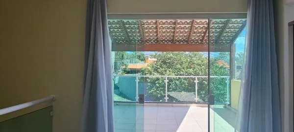 Sobrado à venda no Jardim Cambuci, região de Brás Cubas em Mogi das Cruzes, SP, com 4 dormitórios, sendo 1 suíte.
