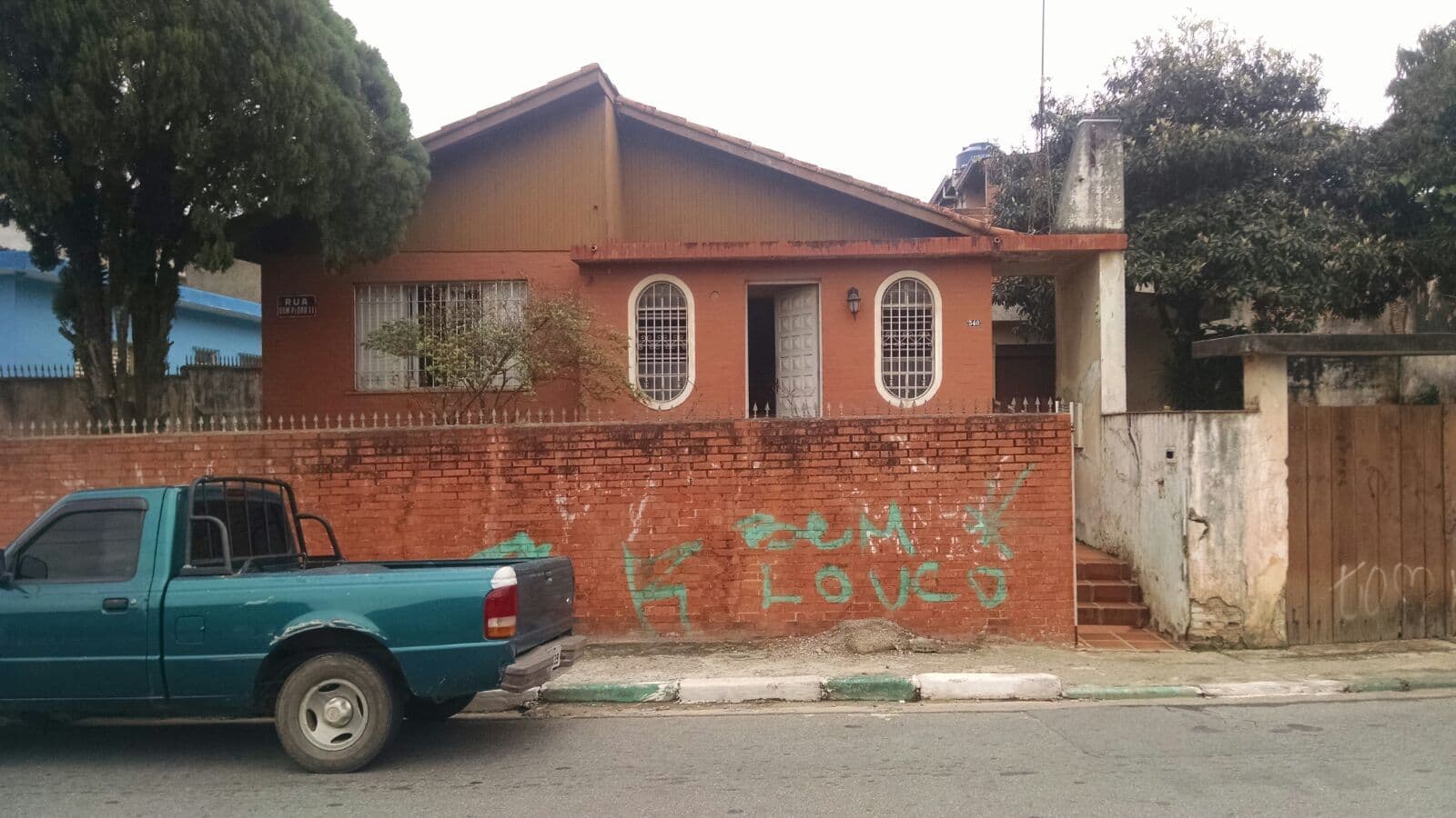 CASA COM TERRENO À VENDA
