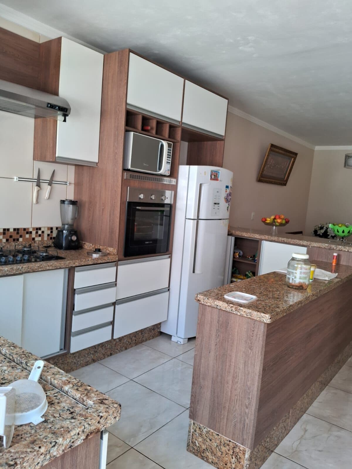 Casa com 3 Dormitórios Churrasqueira e Vaga para 4 Carros à Venda Excelente Localização
