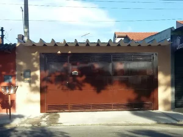 Casa à Venda com 2 Dorms, Quintal e 2 Vagas | Frente Livre