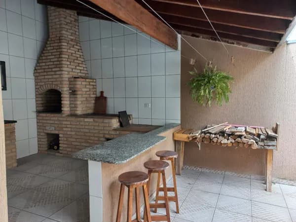Casa à venda no condomínio Jardim Rubi em Mogi das Cruzes, com 3 dormitórios e espaço com gourmet com churrasqueira e fogão a lenha.