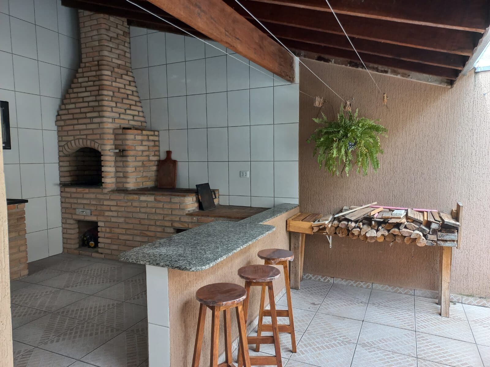 Casa à venda no condomínio Jardim Rubi em Mogi das Cruzes, com 3 dormitórios e espaço com gourmet com churrasqueira e fogão a lenha.