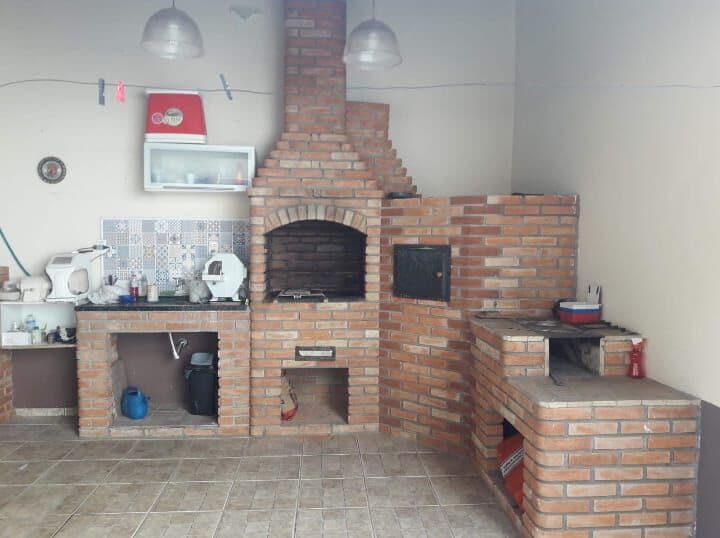 Casa Sobrado à venda no bairro Conjunto Habitacional Antônio Bovolenta em Mogi das Cruzes, com 3 dormitórios, sendo 1 suíte com banheira, cozinha com planejados e espaço gourmet