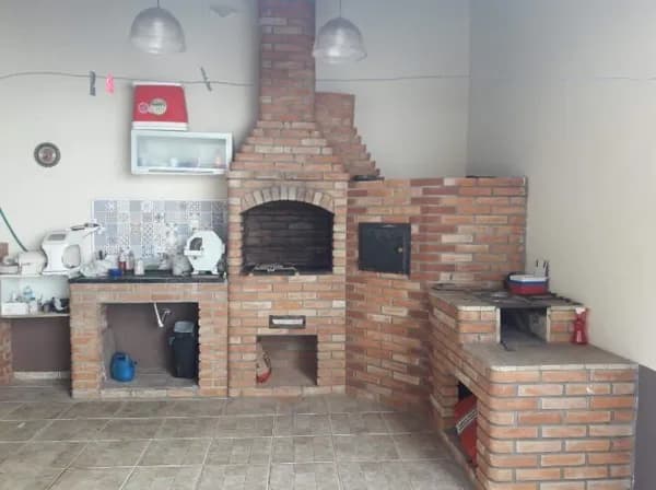 Casa Sobrado à venda no bairro Conjunto Habitacional Antônio Bovolenta em Mogi das Cruzes, com 3 dormitórios, sendo 1 suíte com banheira, cozinha com planejados e espaço gourmet