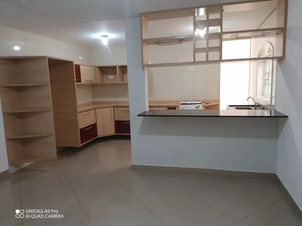Sobrado à venda no bairro Jardim Camila, com 250 MT2, 3 dormitórios, sendo 1 suíte.