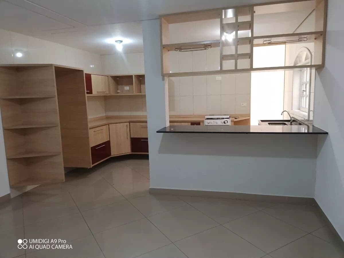 Sobrado à venda no bairro Jardim Camila, com 250 MT2, 3 dormitórios, sendo 1 suíte.