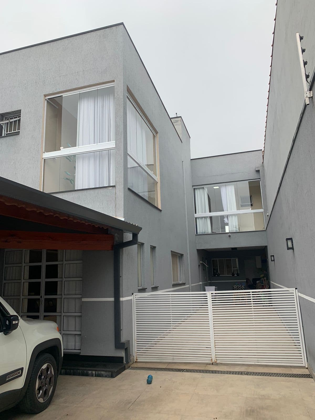 Sobrado à venda no bairro Jardim Quaresmeira em Suzano, com 3 suítes