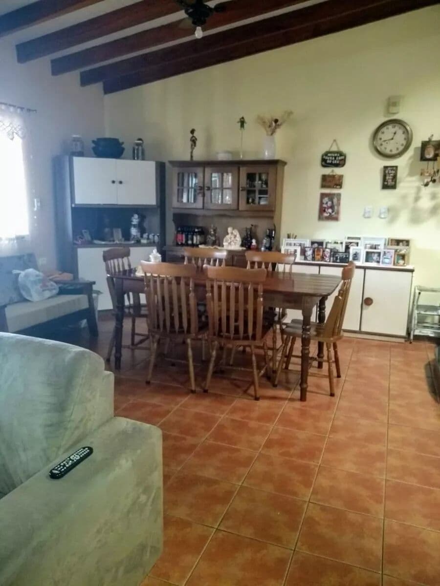 Sobrado à venda no bairro Conjunto do Bosque, com 270MT2 de área total e 3 dormitórios, sendo 1 suíte.
