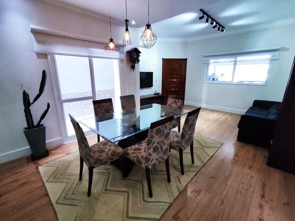 Sobrado à venda no Residencial Colinas em César de Souza, com 3 dormitórios, sendo 1 suíte com closet.